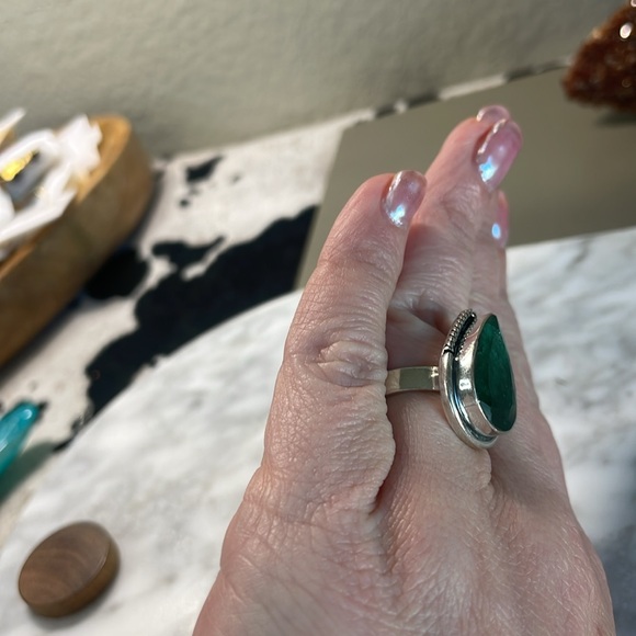 Large tear drop natural emerald gemstone ring 925 sterling silver in size 6 - Picture 6 of 10